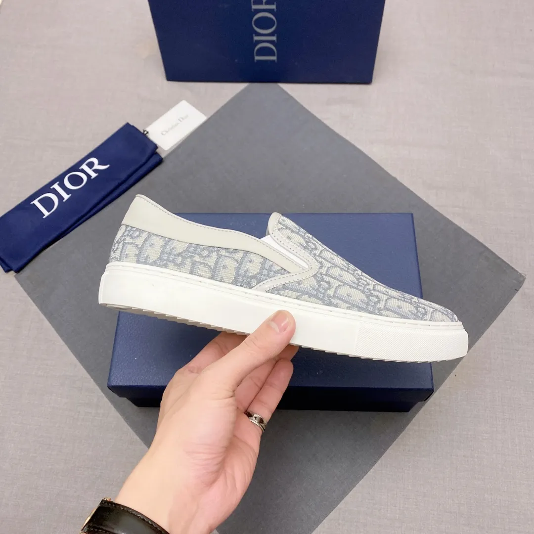 p380, Dior series casual shoes 👟🔥[Dior] Dior's new casual men's shoes are launched in Hong Kong counters. Official website 1:1 production. Original Italian materials. Designed by European and American masters. Perfect shape to create counter quality. Solid color rubber wear-resistant outsole and classic dazzling head! Super versatile and very comfortable. High-end without losing taste, fashionable and novel! ! Absolute focus! Code number: 38-44, three colors available (45 can be customized, cannot be returned or exchanged) No. 005